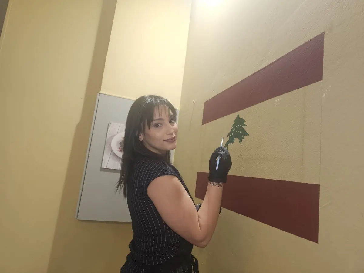 Il cedro della bandiera libanese dipinto sul muro