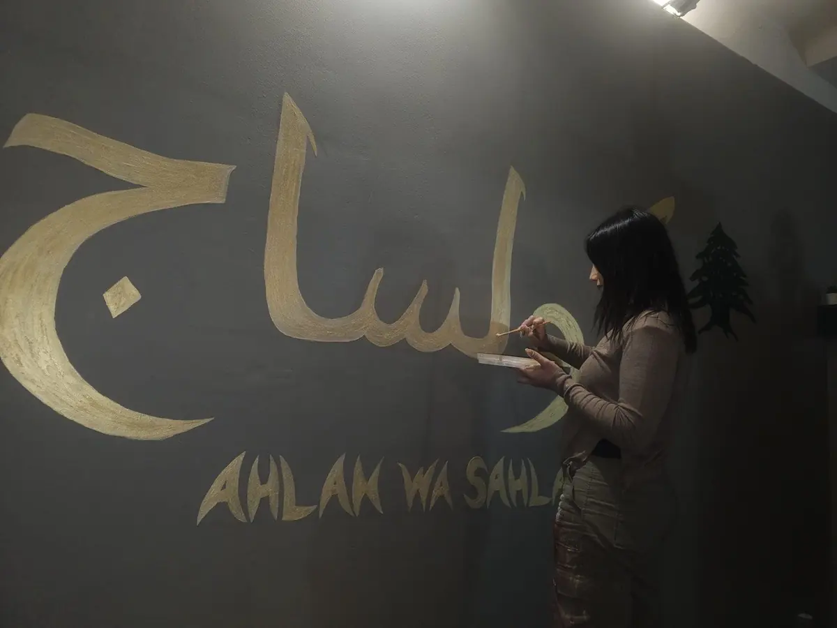 La scritta ahlan wa sahlan dipinta a mano