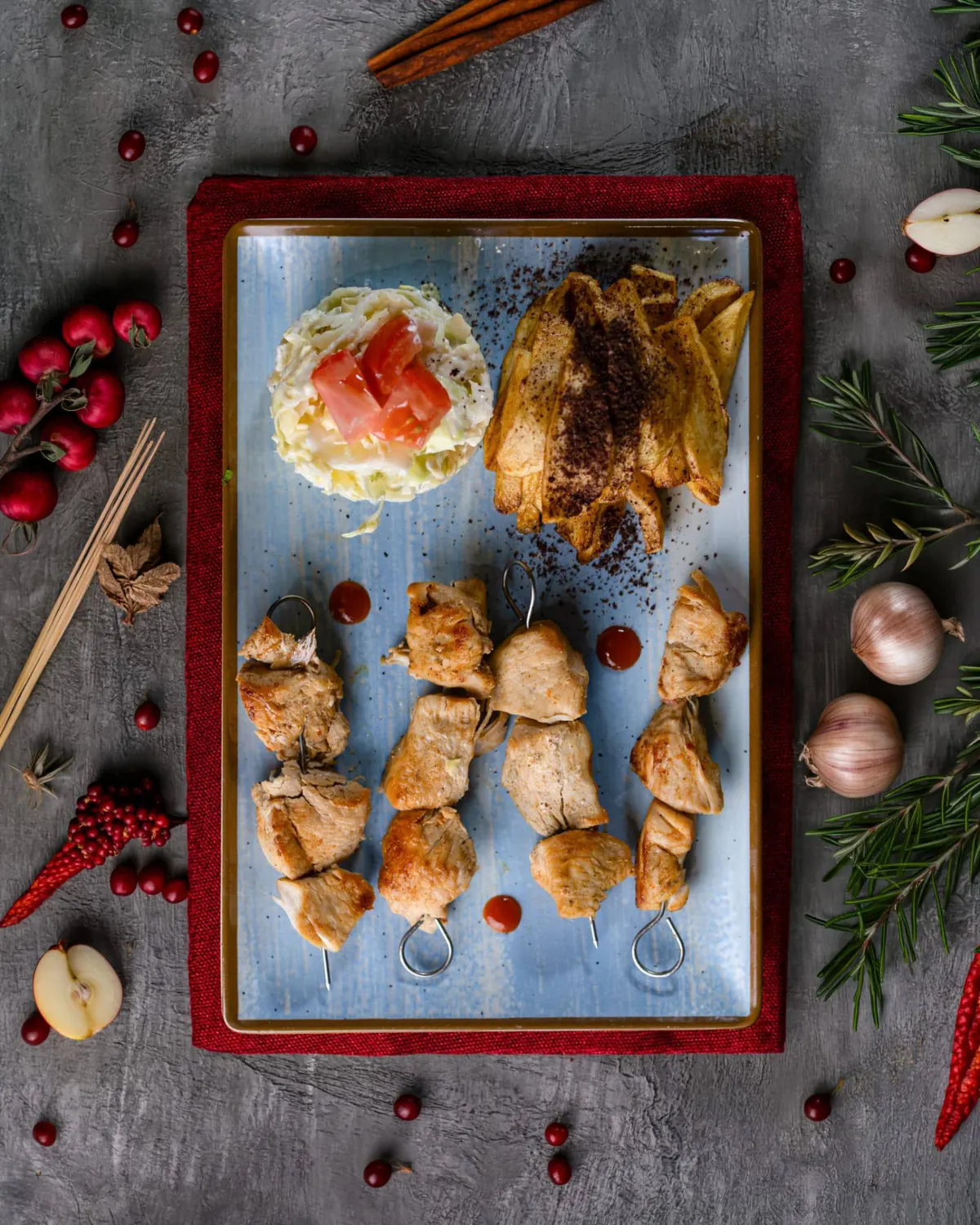 Spiedini di pollo sul rosso